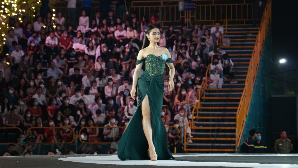 Trang phục dạ hội lung linh sắc màu đêm chung khảo Miss World Việt Nam 2022