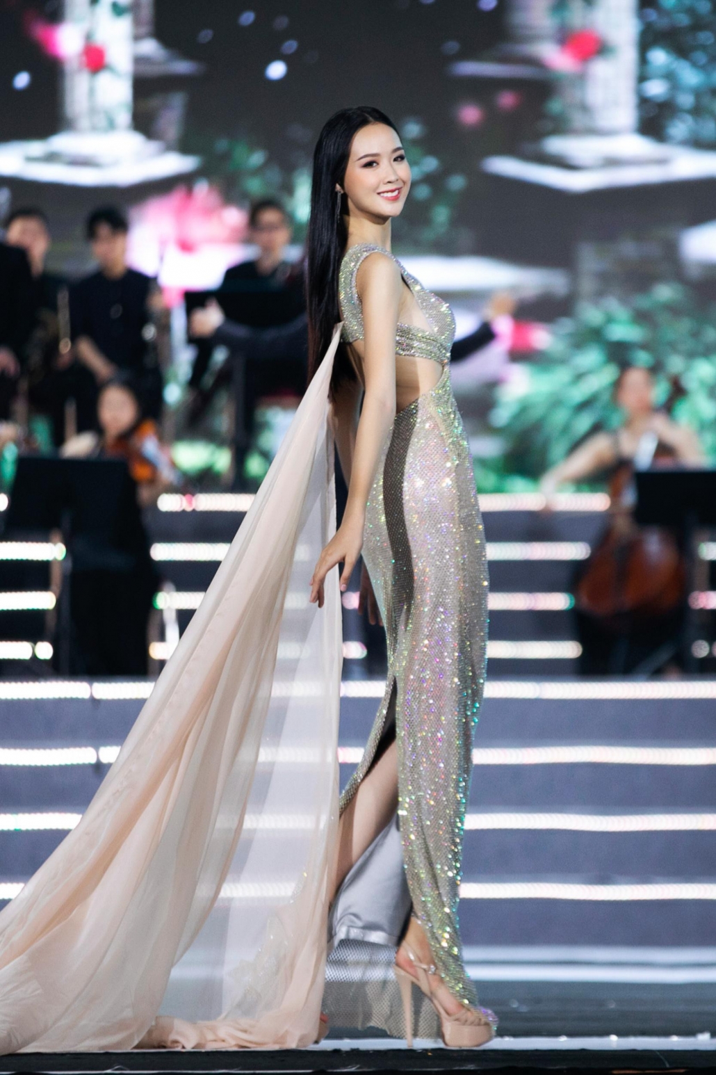 Trang phục dạ hội lung linh sắc màu đêm chung khảo Miss World Việt Nam 2022