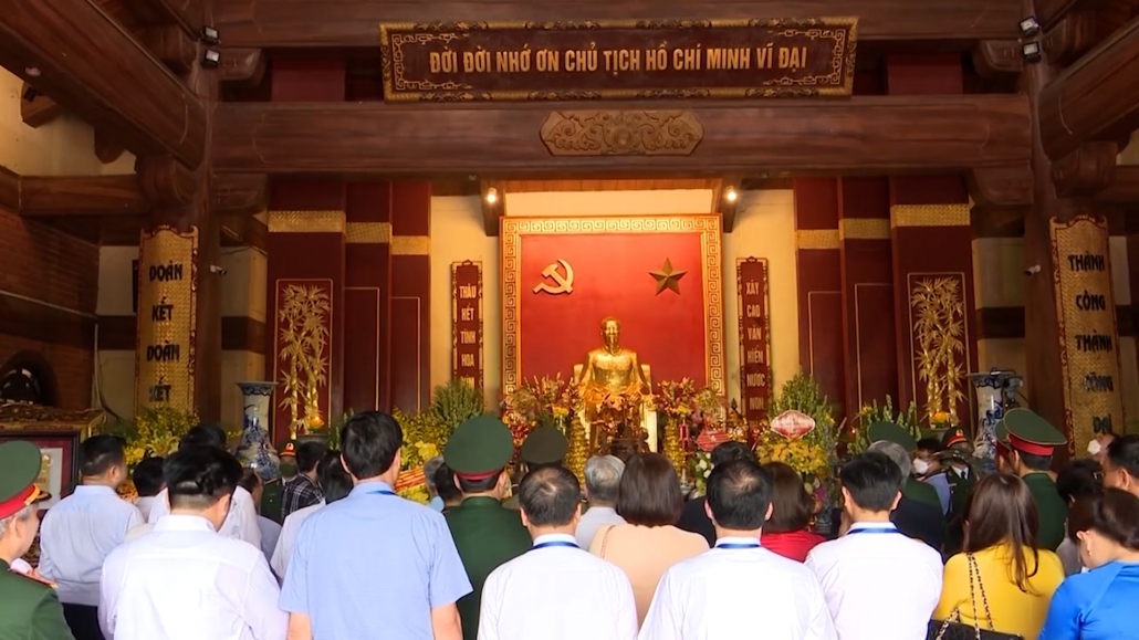 Dâng hương tưởng niệm Chủ tịch Hồ Chí Minh tại ATK Định Hóa