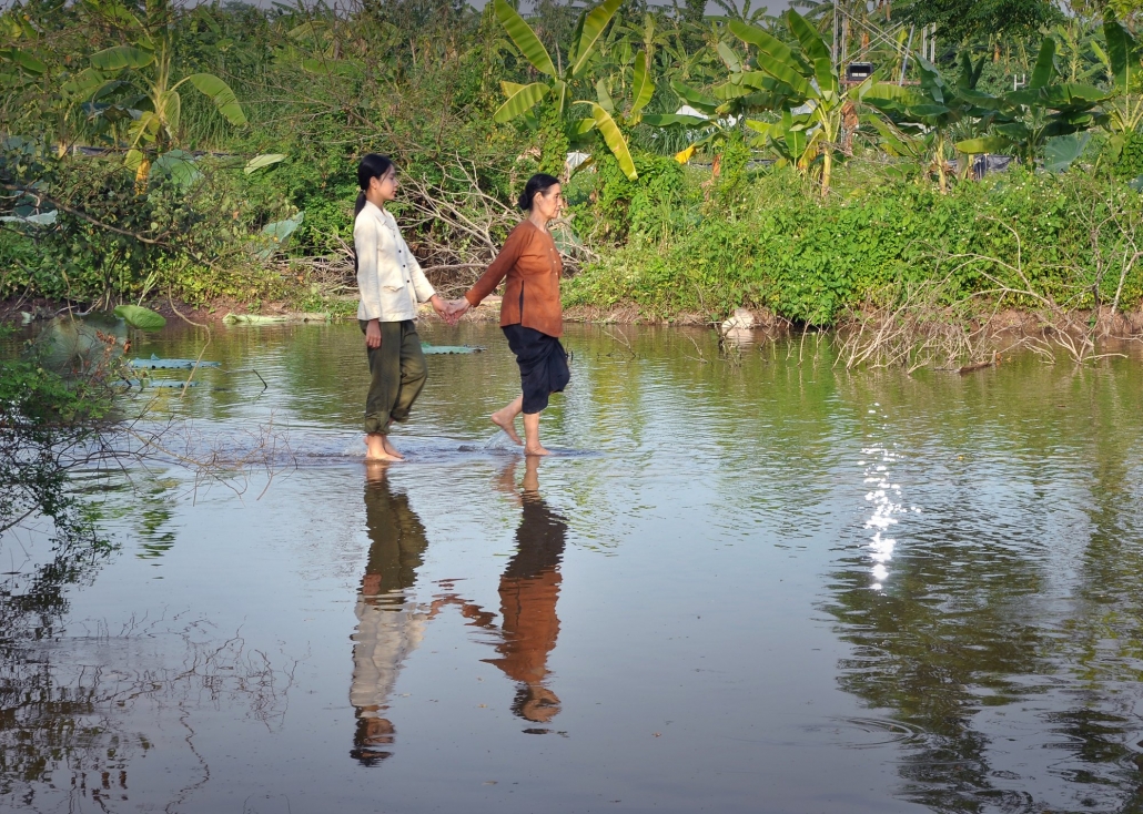 Để thực hiện cảnh quay đi trên mặt ao, đoàn làm phim đã phải chuẩn bị kỹ lưỡng để đảm bảo an toàn cho các diễn viên.