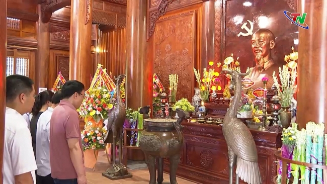 Các Đài PTTH - Cụm thi đua số 2 dâng hương tưởng niệm Chủ tịch Hồ Chí Minh