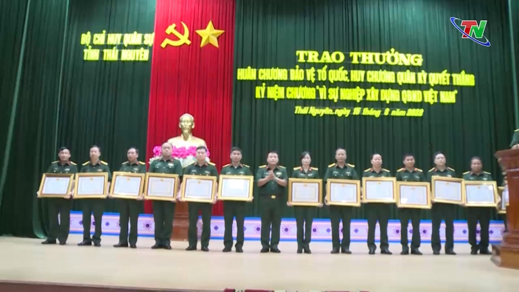 Bộ CHQS tỉnh trao Huân chương Bảo vệ Tổ quốc