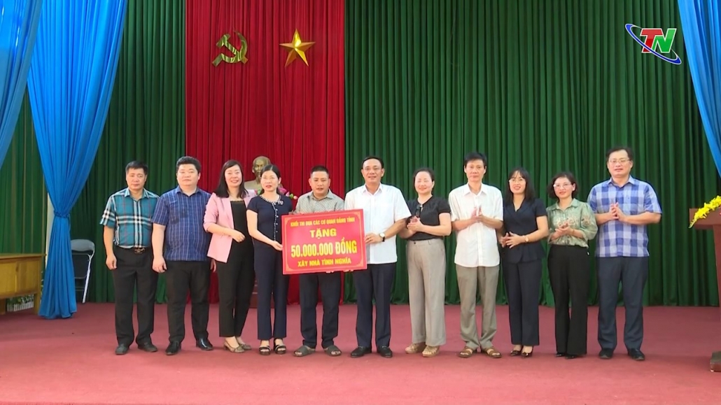 Khối thi đua các cơ quan Đảng thăm, tặng quà cho hộ nghèo tại xã Liên Minh, huyện Võ Nhai