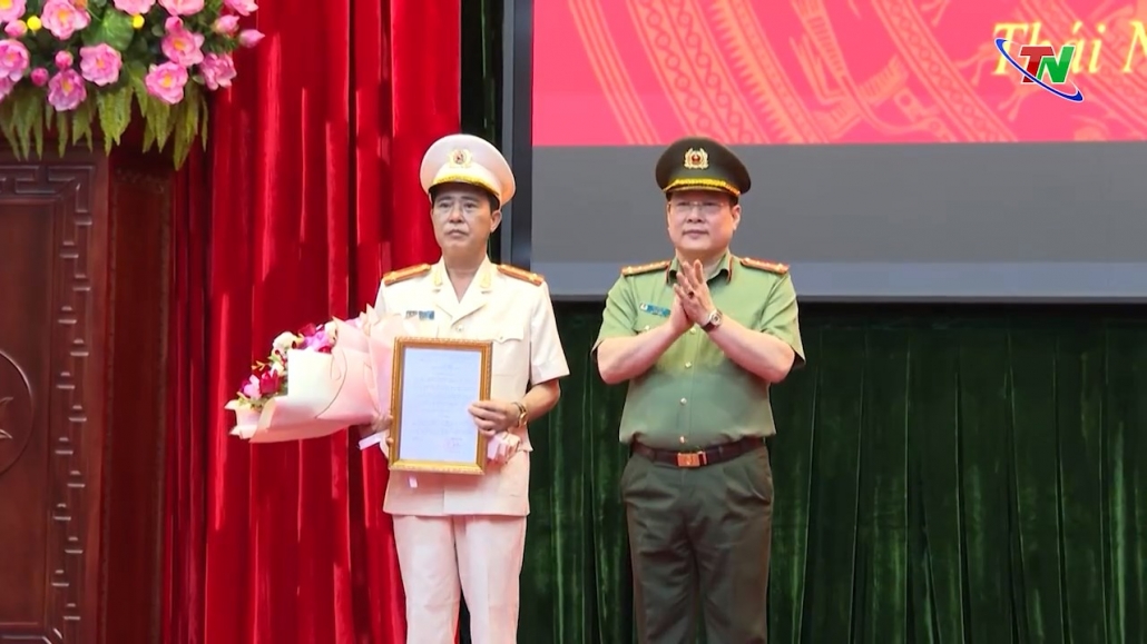 Công bố Quyết định thăng cấp bậc hàm Đại tá đối với Phó Giám đốc Công an tỉnh Thái Nguyên