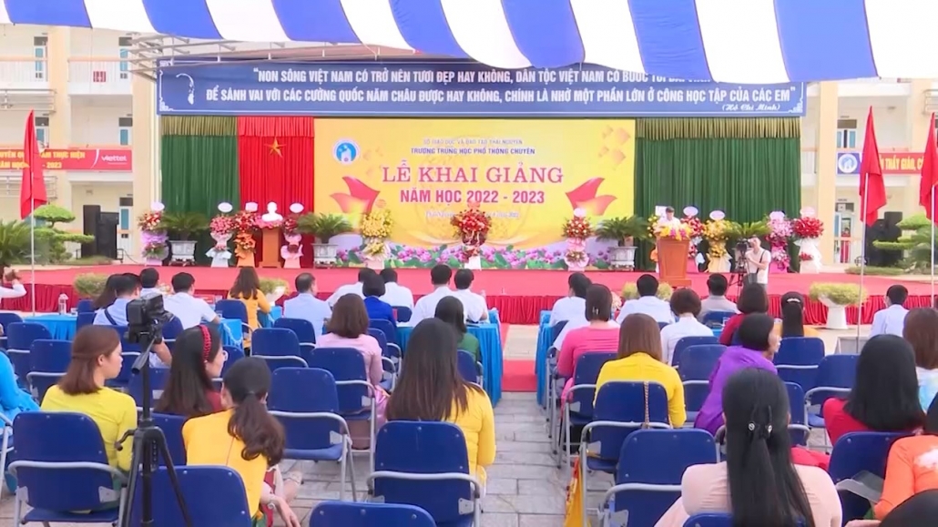 Đồng chí Chủ tịch UBND tỉnh dự lễ khai giảng năm học mới tại trường THPT Chuyên Thái Nguyên