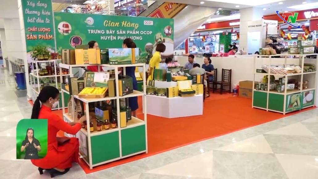 Huyện Phú Lương trưng bày gian hàng giới thiệu sản phẩm OCOP tại VINCOM PLAZA