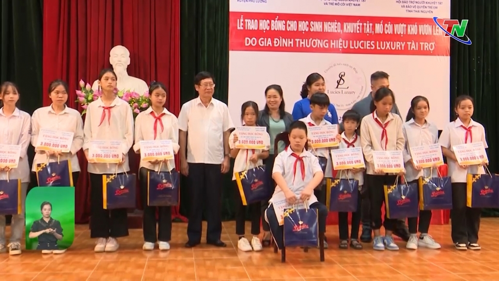 Trao học bổng cho học sinh nghèo, khuyết tật tại huyện Phú Lương và Định Hóa