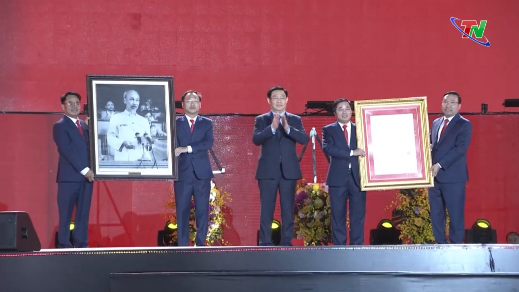 Công bố Quyết định thành lập thành phố Phổ Yên và đón nhận Huân chương lao động hạng nhất