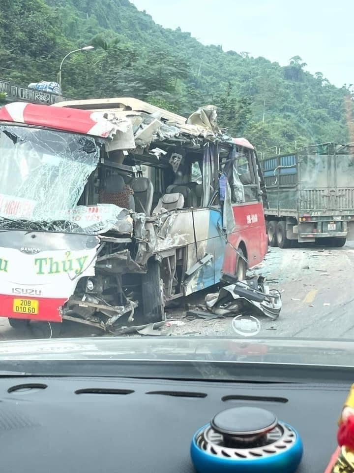 Tai nạn xe khách khiến 2 người tử vong, 3 người bị thương