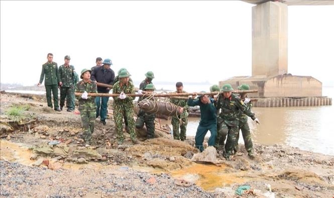 Phú Thọ: Di dời an toàn quả bom nặng hơn 100kg khỏi chân cầu Văn Lang