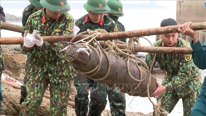 Phú Thọ: Di dời an toàn quả bom nặng hơn 100kg khỏi chân cầu Văn Lang