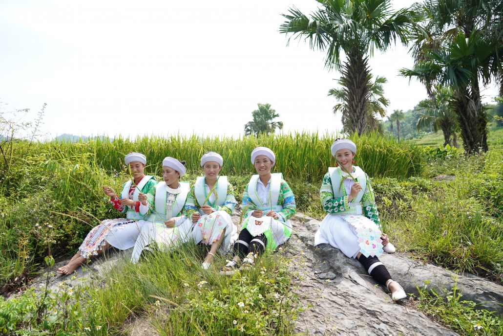 Phụ nữ Mông trong tà áo dài Việt Nam