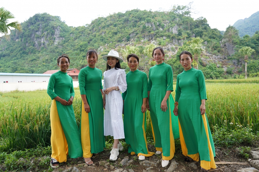 Phụ nữ Mông trong tà áo dài Việt Nam