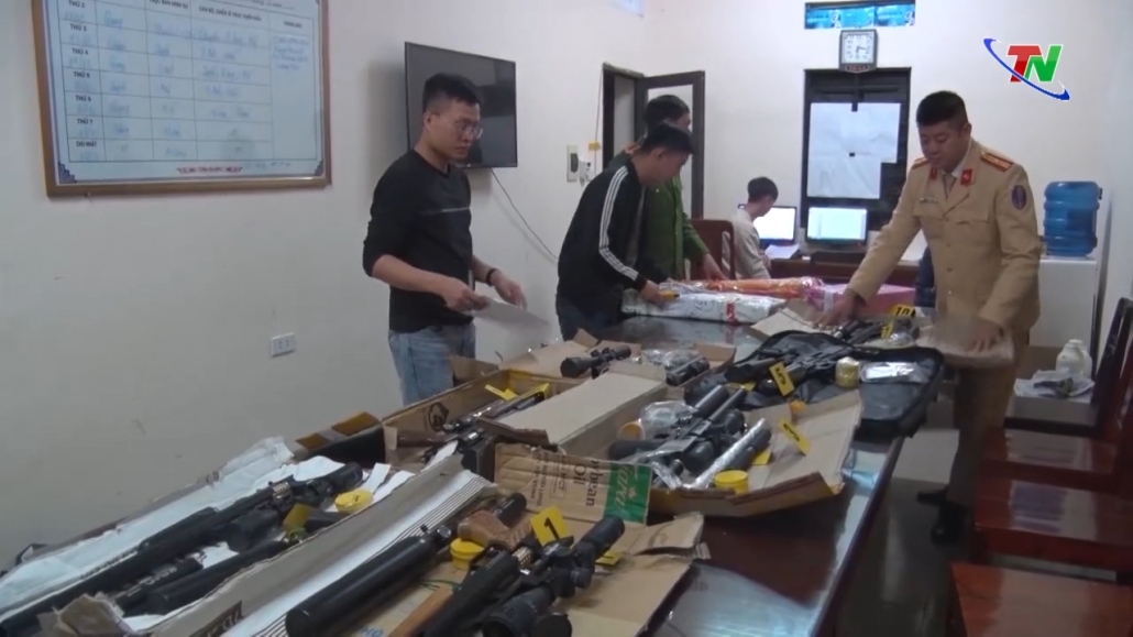 Phú Bình: Bắt quả tang xe khách vận chuyển trái phép 10 khẩu súng săn