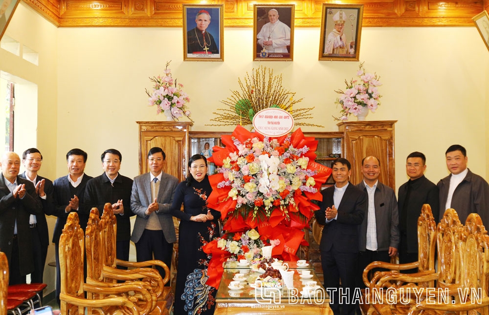 The Secretary of the Provincial Party Committee congratulates Dai Tu Parish on the occasion of Christmas