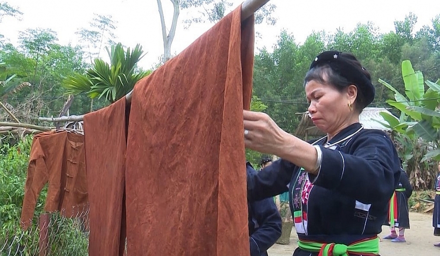 Độc đáo nghề nhuộm vải của người Sán Chay ở Đại Từ
