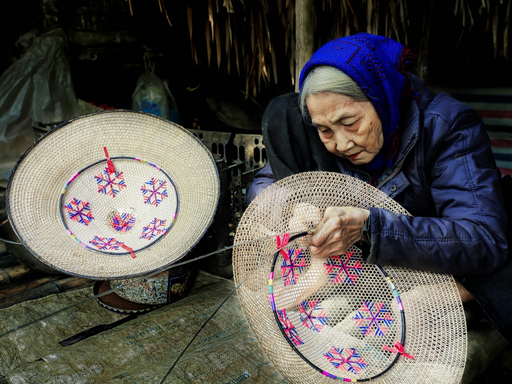 Knitting hats of Tay ethnic people