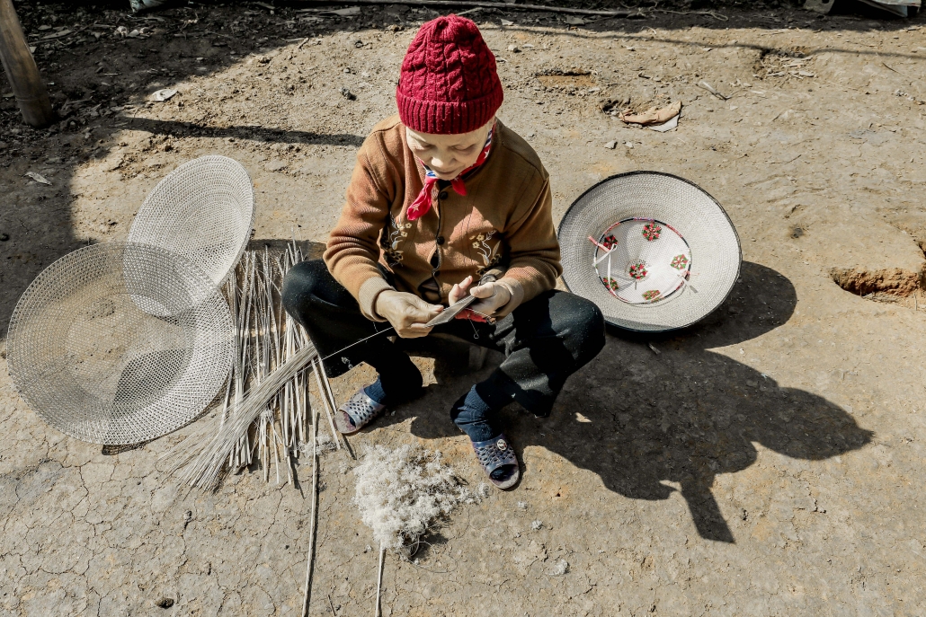 Knitting hats of Tay ethnic people