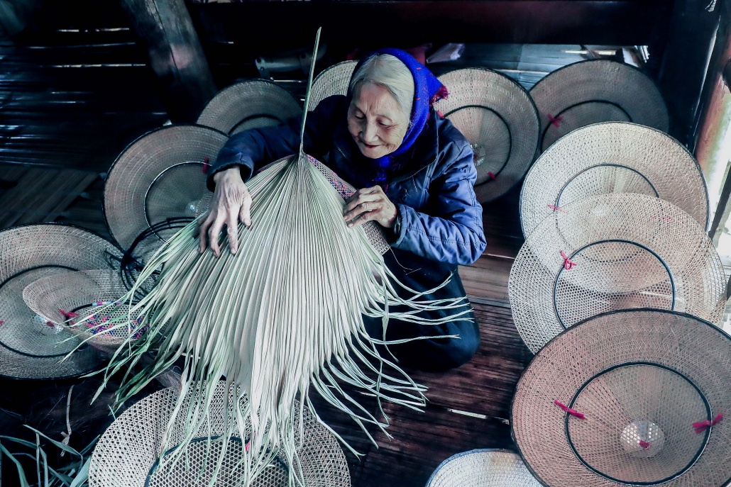 Knitting hats of Tay ethnic people