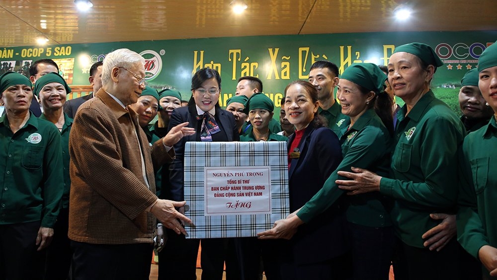 Tổng Bí thư Nguyễn Phú Trọng thăm HTX chè Hảo Đạt, xã Tân Cương, thành phố Thái Nguyên