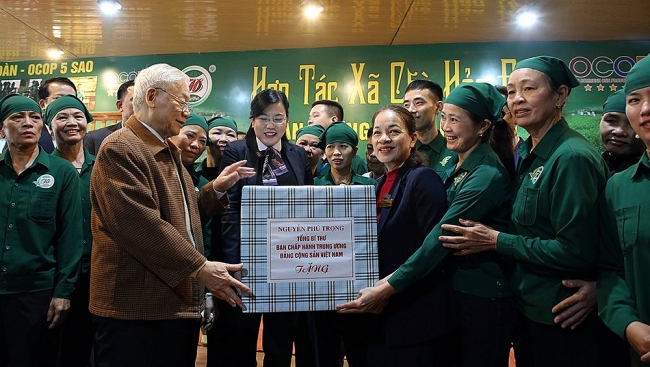 Tổng Bí thư Nguyễn Phú Trọng thăm HTX chè Hảo Đạt, xã Tân Cương, thành phố Thái Nguyên