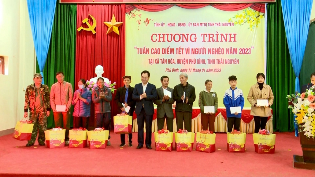 Chủ tịch UBND tỉnh Thái Nguyên tặng quà Tết cho hộ nghèo tại huyện Phú Bình