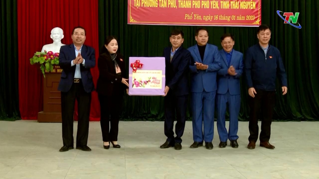 Hội đồng Dân tộc thăm và tặng quà Tết tại tỉnh Thái Nguyên