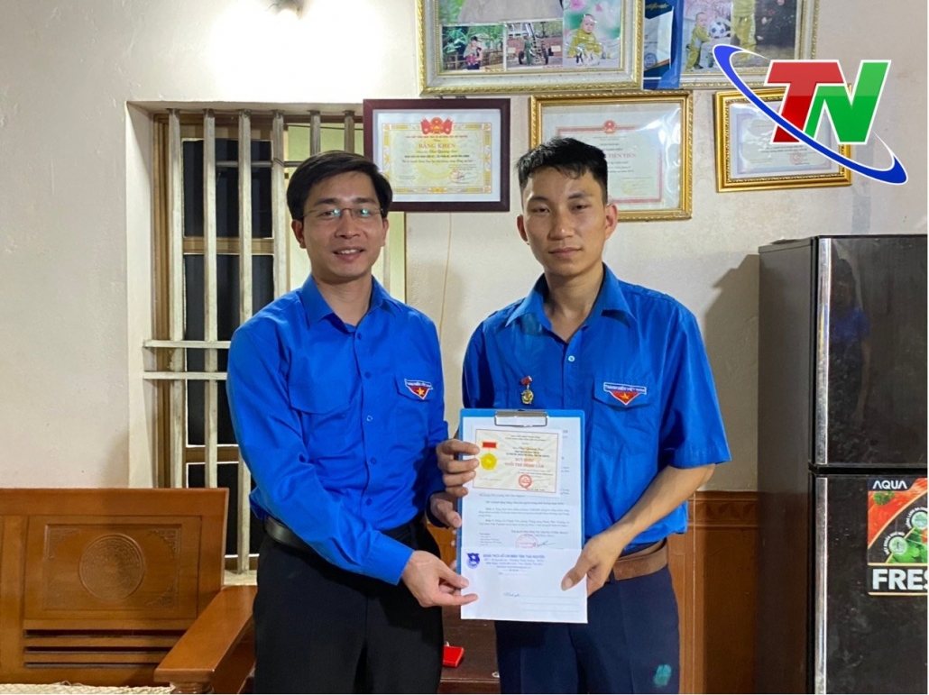 Trao tặng huy hiệu Tuổi trẻ dũng cảm cho anh Chu Quang Sao