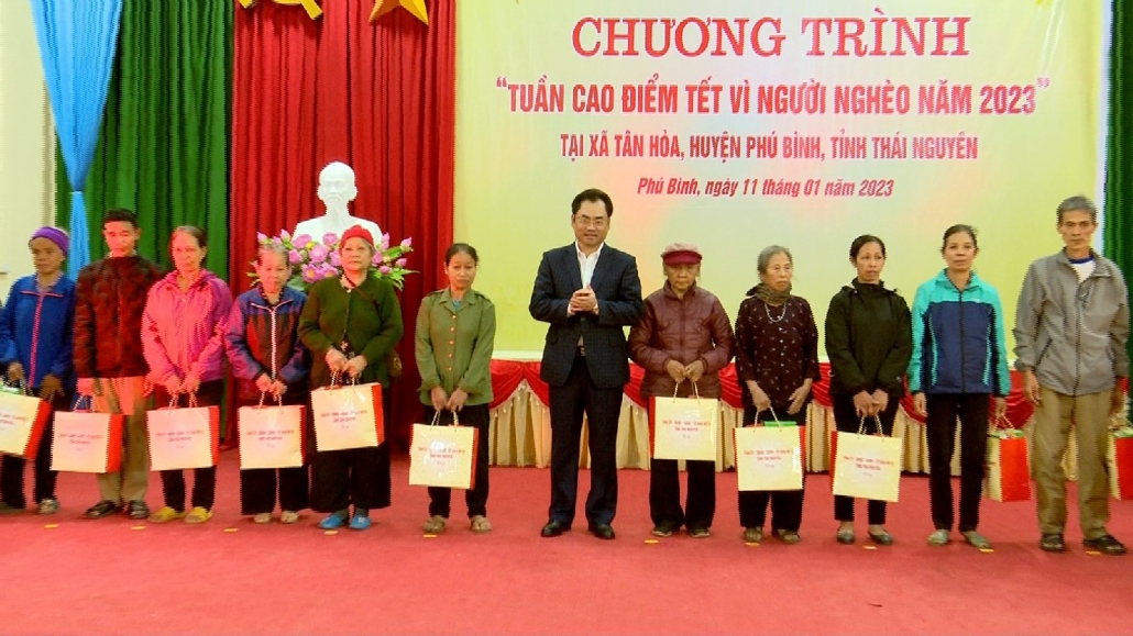 Mang tết sẻ chia đến với người nghèo huyện Phú Bình