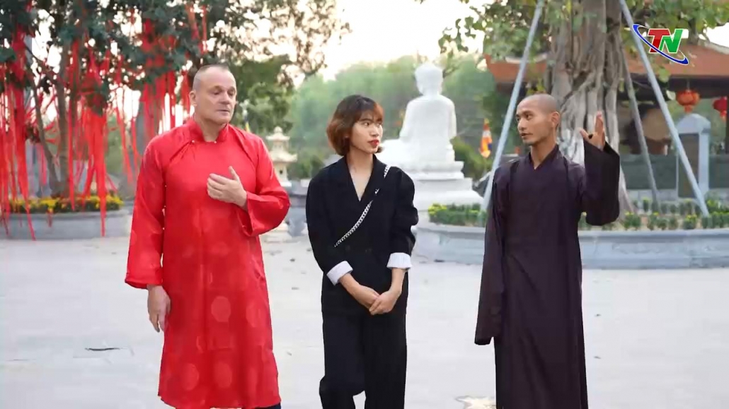 Du khách quốc tế tại Thái Nguyên với phong tục lễ chùa cầu may