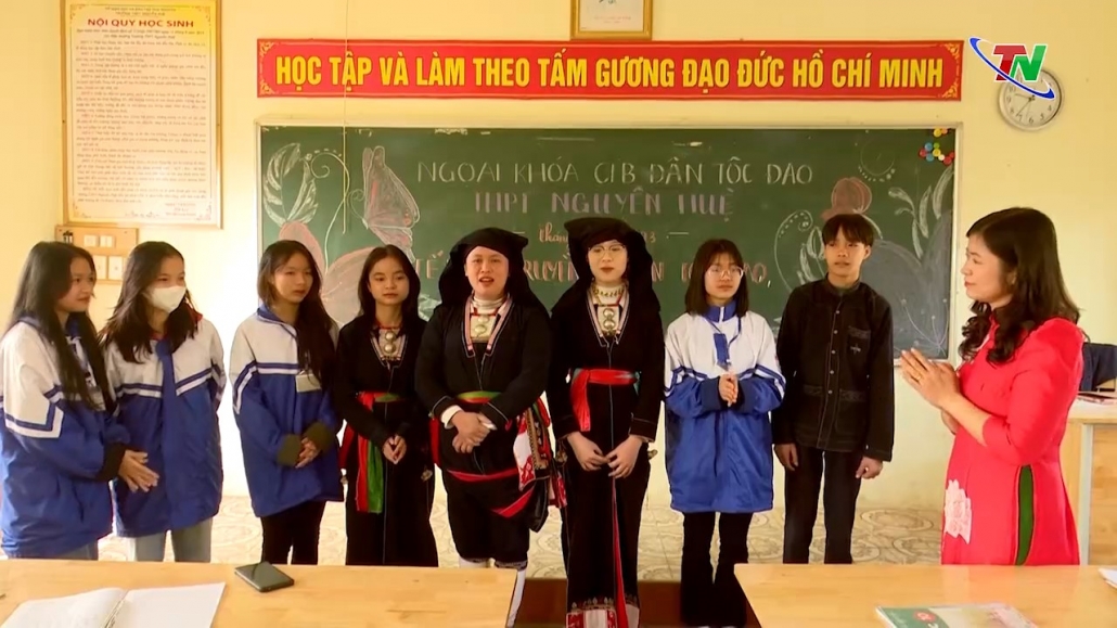 Gìn giữ bản sắc dân tộc Dao trong trường học