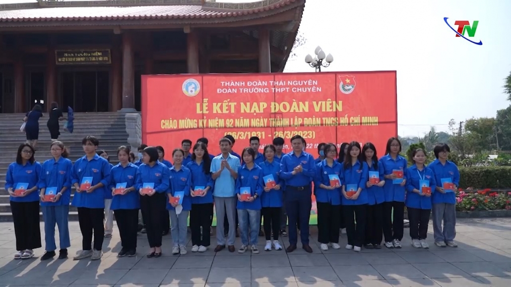 Trường THPT Chuyên Thái Nguyên kết nạp 182 đoàn viên