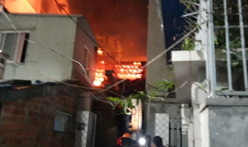 Đà Nẵng: Đập tường nhà cứu 2 nạn nhân thoát khỏi đám cháy
