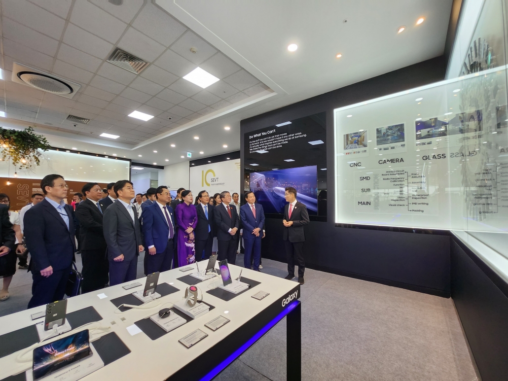 The 10th anniversary of the establishment of Samsung Electronics Vietnam Thai Nguyen (SEVT) in Thai Nguyen and receiving the Third Class Labor Medal