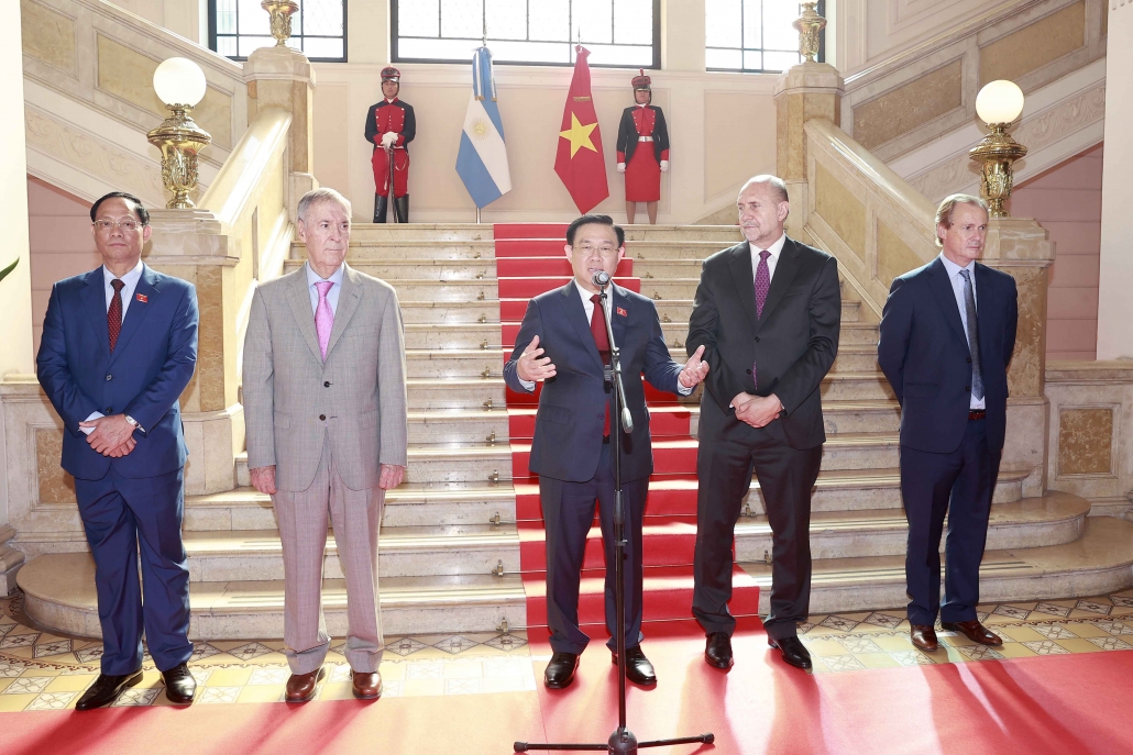 Chủ tịch Quốc hội Vương Đình Huệ thăm chính thức Uruguay