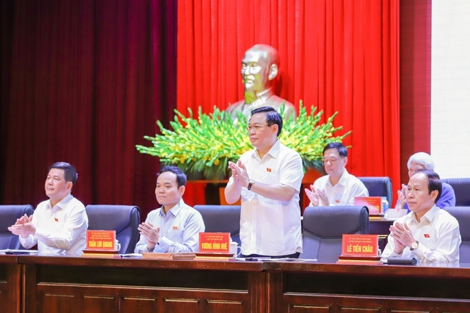 Chủ tịch Quốc hội Vương Đình Huệ tiếp xúc cử tri tại Hải Phòng