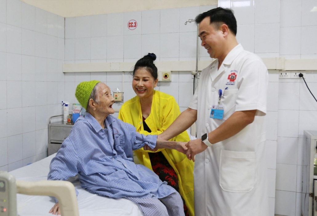 Cụ bà 107 tuổi được thay khớp háng nhân tạo thành công