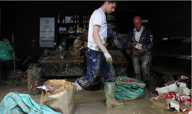 Lũ lụt nghiêm trọng ở Italy khiến ít nhất 13 người thiệt mạng, phá hủy nhà cửa và đường sá - Ảnh 2.