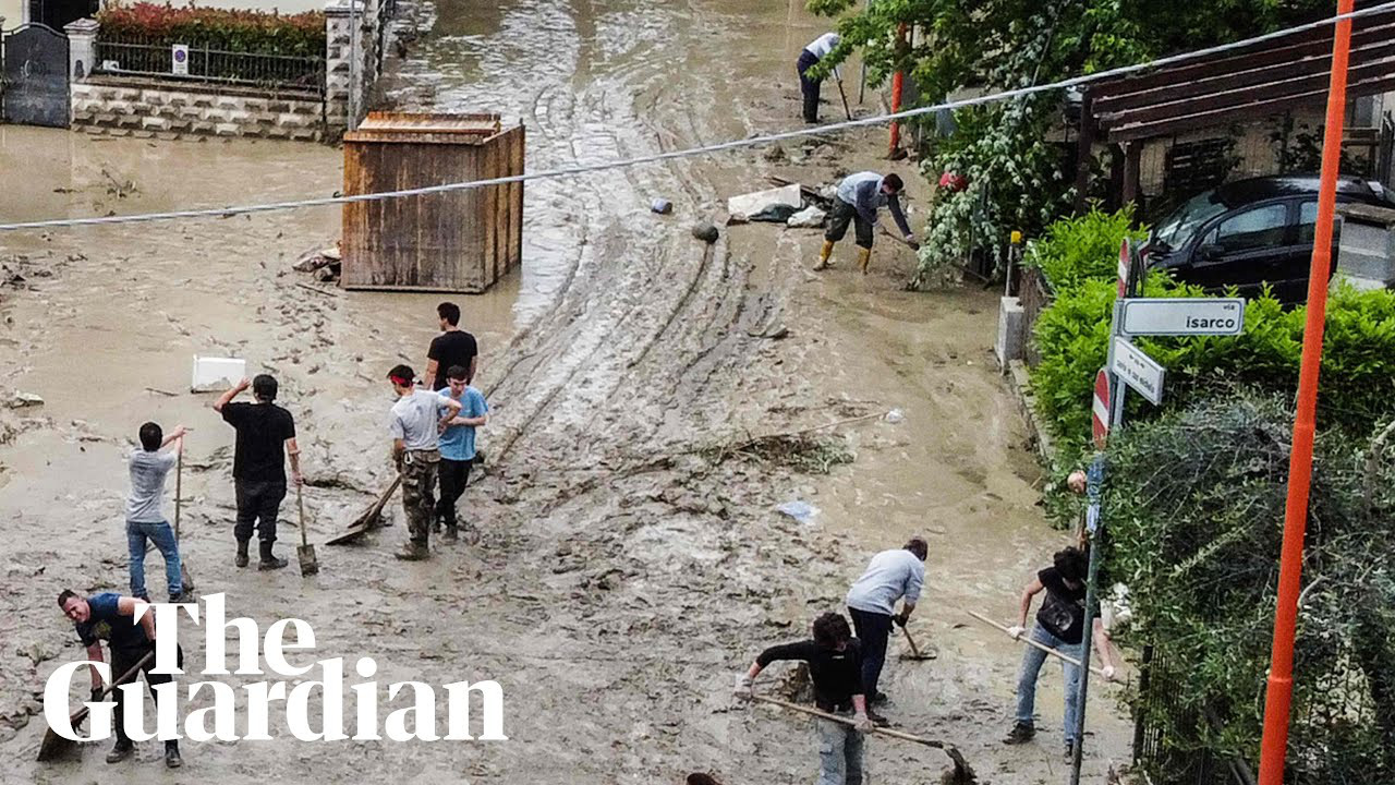 Lũ lụt nghiêm trọng ở Italy khiến ít nhất 13 người thiệt mạng, phá hủy nhà cửa và đường sá - Ảnh 1.