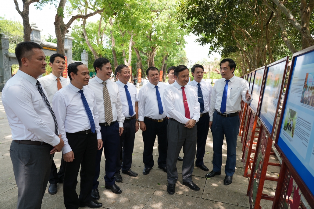 [Photo] Đoàn đại biểu Đảng bộ Khối các cơ quan tỉnh Thái Nguyên báo công dâng Bác tại Nghệ An