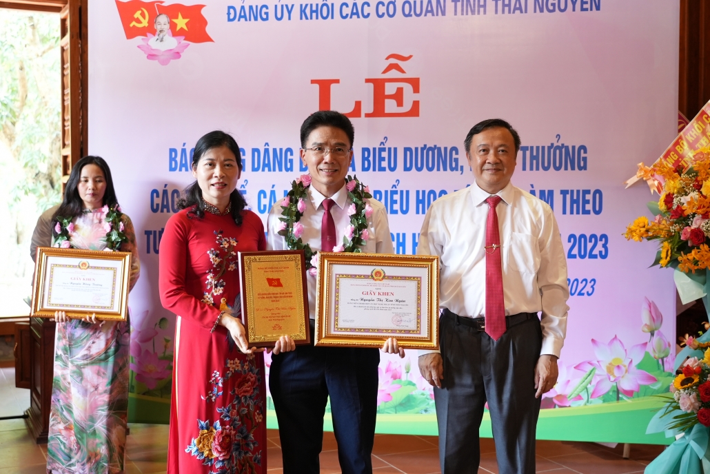 [Photo] Đoàn đại biểu Đảng bộ Khối các cơ quan tỉnh Thái Nguyên báo công dâng Bác tại Nghệ An