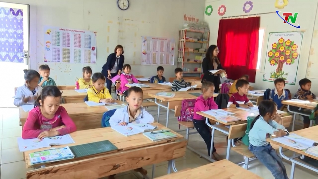 Dạy tiếng Việt cho học sinh dân tộc thiểu số ở Bản Tèn