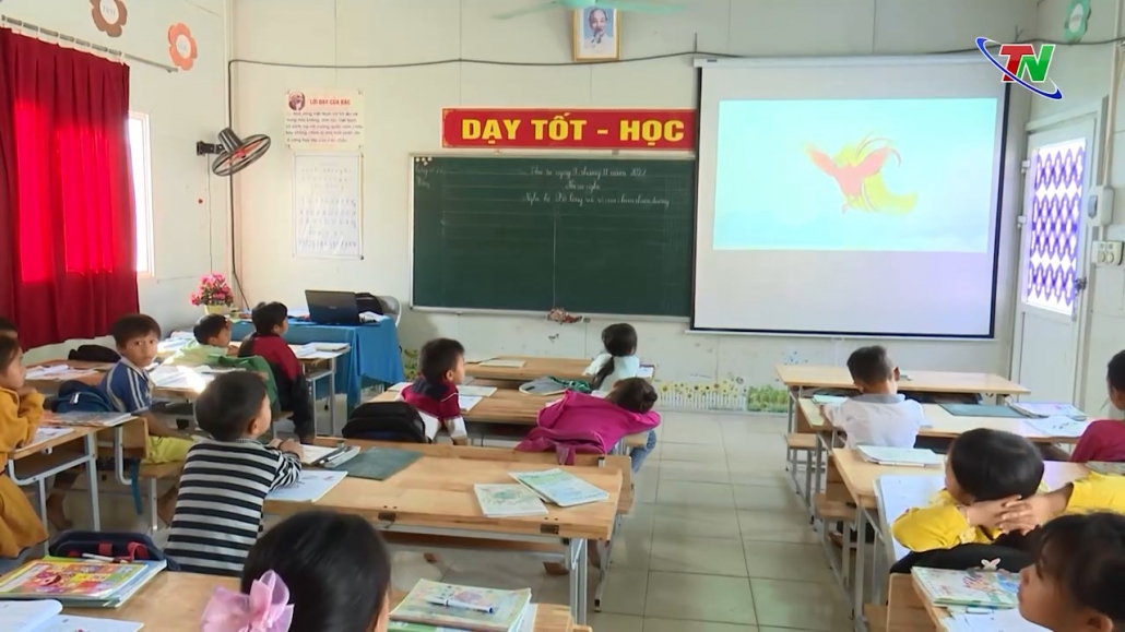 Dạy tiếng Việt cho học sinh dân tộc thiểu số ở Bản Tèn