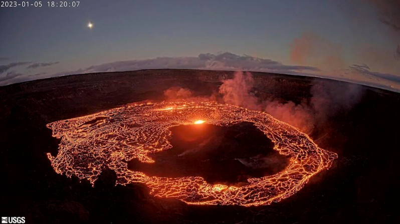 Núi lửa Kilauea tại Hawaii phun trào sau ba tháng tạm dừng - Ảnh 1.