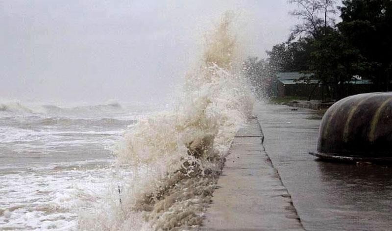 Gió mạnh, sóng lớn và nguy cơ lốc xoáy trên nhiều vùng biển