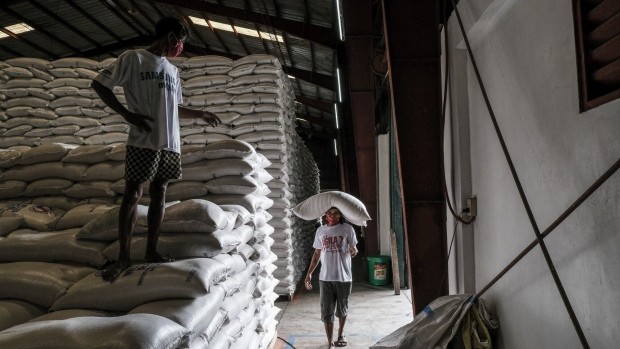 Công nhân kiểm kê gạo bên trong nhà kho dự trữ của chính phủ tại tỉnh Bulacan, Philippines. (Ảnh: Bloomberg)