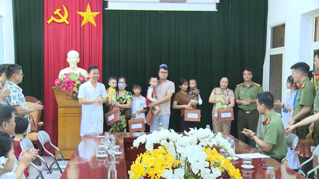 Tặng quà Trung thu các em nhỏ tại Bệnh viện Gang Thép Thái Nguyên