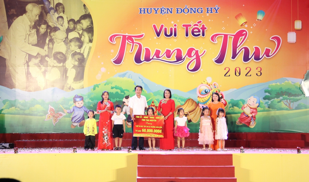 [Photo] Lung linh sắc màu Đêm hội Trung thu huyện Đồng Hỷ năm 2023