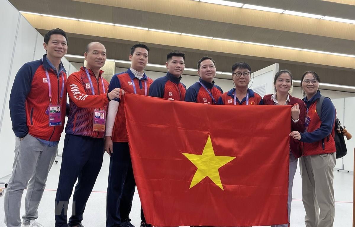Việt Nam có huy chương Bạc đầu tiên ở môn Bắn súng. (Ảnh: Hoàng Linh/TTXVN)