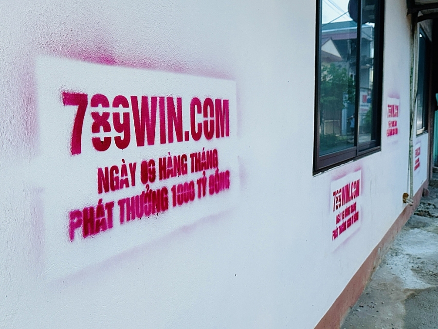 Xử lý nghiêm người lén lút phun sơn quảng cáo hành vi đánh bạc lên tường nhà dân